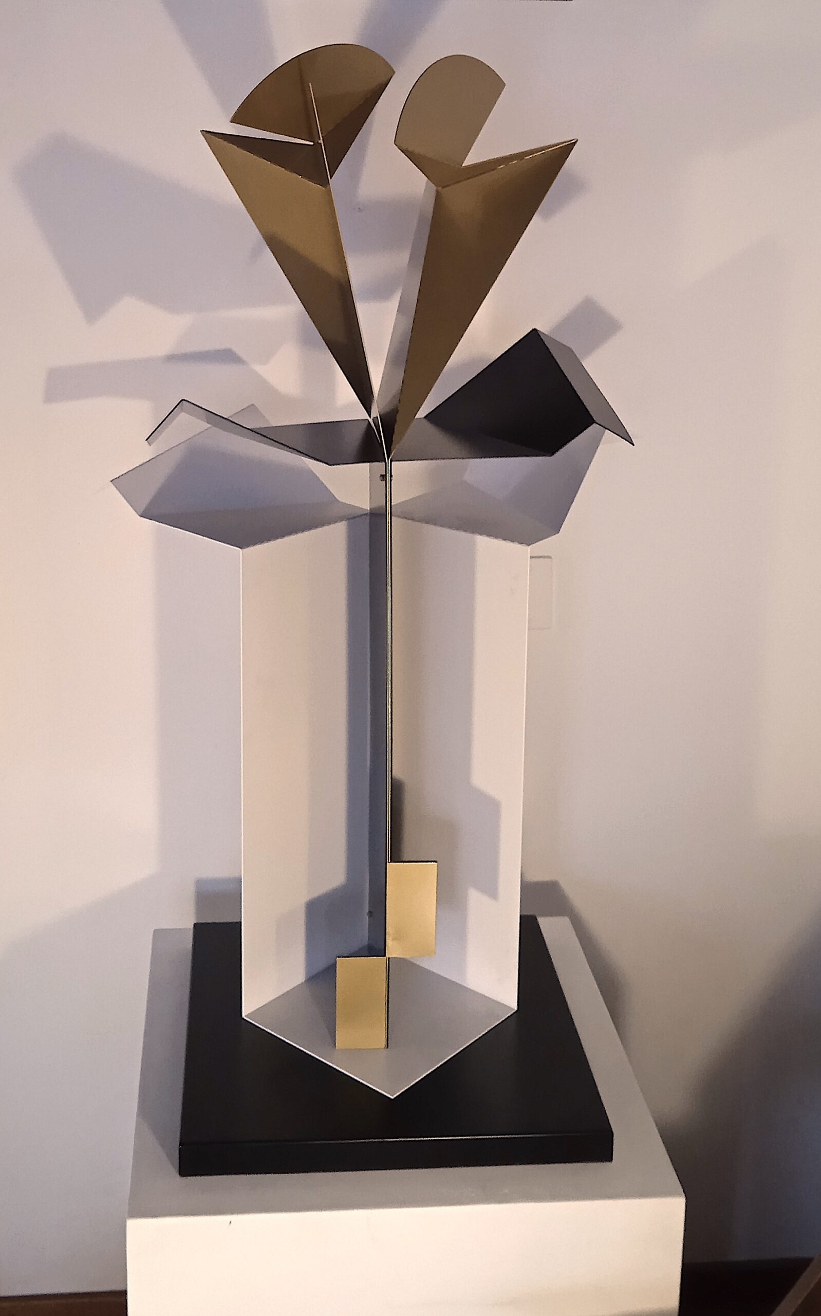 Flor dorada, blanca y negra